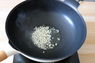 另起锅，倒入少许玉米油，将蒜末煸炒出香味；