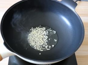 另起锅，倒入少许玉米油，将蒜末煸炒出香味；