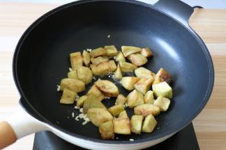 倒入炸好的茄块翻炒几下；