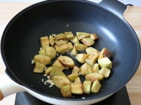 倒入炸好的茄块翻炒几下；