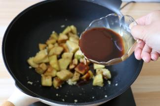 倒入调好的糖醋汁，炒至浓稠，让所有茄块都裹上即可出锅，撒葱花点缀一下即可；