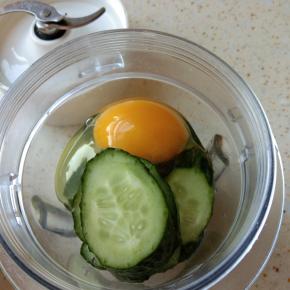 黄瓜鸡蛋加入辅食机中，打成泥备用