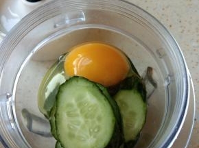 黄瓜鸡蛋加入辅食机中，打成泥备用