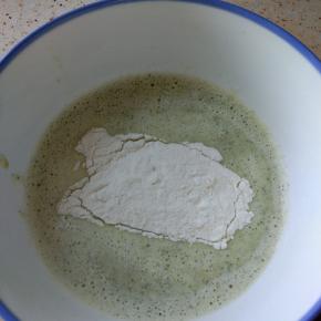 黄瓜鸡蛋泥中加入适量面粉