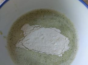 黄瓜鸡蛋泥中加入适量面粉