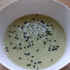 黄瓜鸡蛋泥倒入碗中，撒入黑芝麻