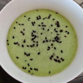 盖上保鲜膜，用牙签扎几个孔，蒸20分钟