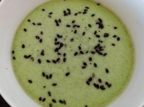 盖上保鲜膜，用牙签扎几个孔，蒸20分钟
