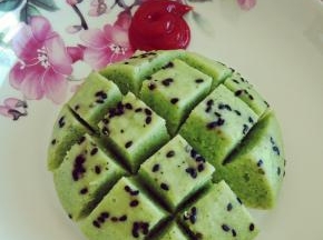 出锅，切成喜爱的形状
宝宝爱吃番茄酱，可以拿在手中沾着吃