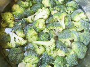 西蓝花掰成小朵，用淡盐水浸泡10分钟左右清洗干净。