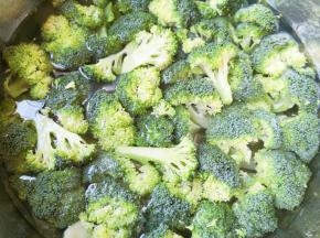 西蓝花掰成小朵，用淡盐水浸泡10分钟左右清洗干净。