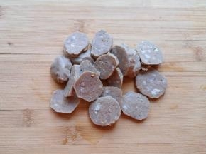 牛肉丸子提前解冻，切成厚一点的片。