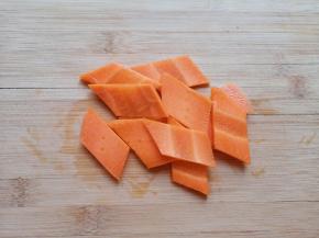 胡萝卜切成片。