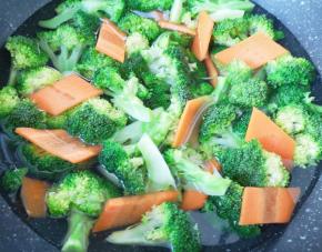 锅内放水烧开，下入西蓝花和胡萝卜焯水。