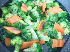 锅内放水烧开，下入西蓝花和胡萝卜焯水。