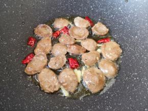 下入牛肉丸子煎至两面焦黄色。