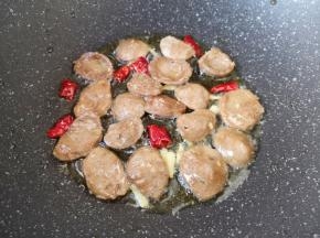 下入牛肉丸子煎至两面焦黄色。