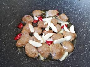 下入蒜片翻炒均匀。