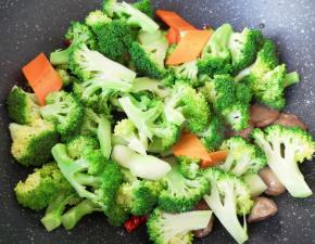 下入西蓝花和胡萝卜。