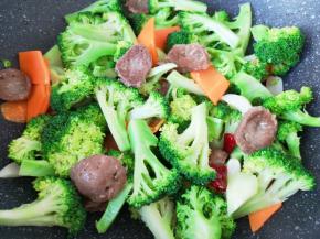 翻炒一分钟左右。