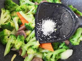 放鸡精翻炒均匀。