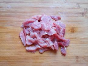 瘦肉洗干净切成片。