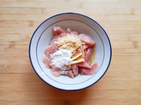 生姜片切成丝放入肉片里面，加入酱油、鸡粉、玉米淀粉和少许食用油。