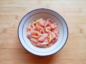 搅拌均匀腌制15分钟。