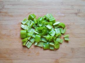 青椒洗干净去籽切成小块。