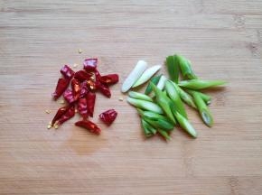 小葱和干红辣椒分别切成小段。