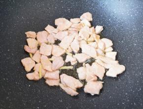 炒锅内倒适量的食用油烧热，下入腌制好的肉片，大火翻炒至肉片变色，盛出备用。