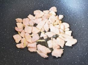 炒锅内倒适量的食用油烧热，下入腌制好的肉片，大火翻炒至肉片变色，盛出备用。