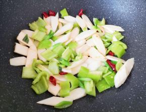 下入青椒翻炒均匀。