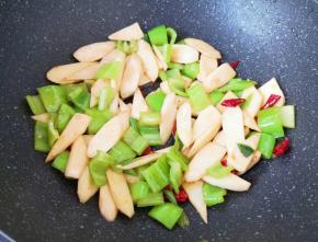 加入味极鲜酱油翻炒均匀。