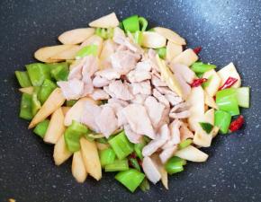 下入炒好的肉片翻炒均匀。