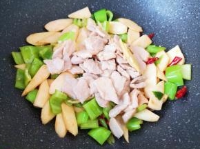 下入炒好的肉片翻炒均匀。