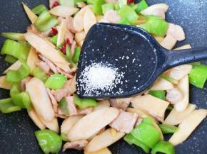 放鸡精增加口感。