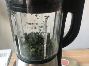 用料理机打碎，或者直接用剪刀剪碎也可以；