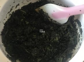 和橄榄油一起倒入炖锅的炖盅里，拌均匀后隔水炖2小时；
