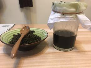 用细密一点的滤网过滤出油，静置6小时以上，让油水分离，我摊晾了一个晚上，基本滤出来的都是油了，保险起见还是不省这一步；