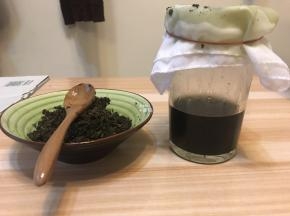 用细密一点的滤网过滤出油，静置6小时以上，让油水分离，我摊晾了一个晚上，基本滤出来的都是油了，保险起见还是不省这一步；