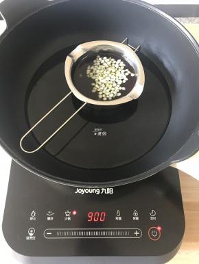 过滤出来的油中加入白蜂蜡，隔水融化，电磁炉的火力选择到900；