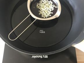 过滤出来的油中加入白蜂蜡，隔水融化，电磁炉的火力选择到900；