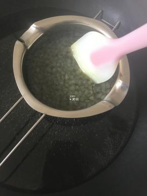 期间时不时地搅拌一下，蜂蜡会慢慢的变透明直至完全融化；