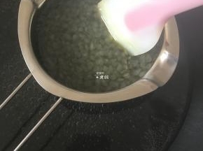 期间时不时地搅拌一下，蜂蜡会慢慢的变透明直至完全融化；