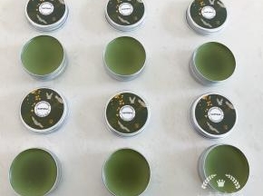 趁热将溶液倒入到罐子里，待完全冷却凝固后盖上盖子即可；