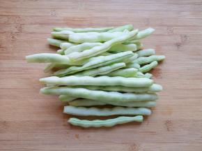 芸豆掐去两头清洗干净。