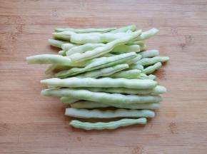芸豆掐去两头清洗干净。