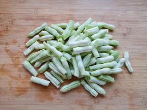 用手掰成小段（不愿意掰也可以用刀切成段）。