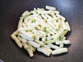 炒锅内倒多一些食用油，下入芸豆。